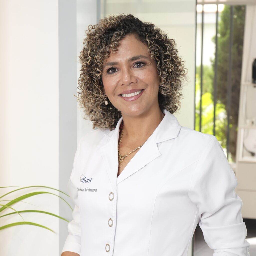 Retrato profesional de la Dra. Verónica Alcántara, especialista del staff de Vdent, en las instalaciones de la clínica dental en Lima.